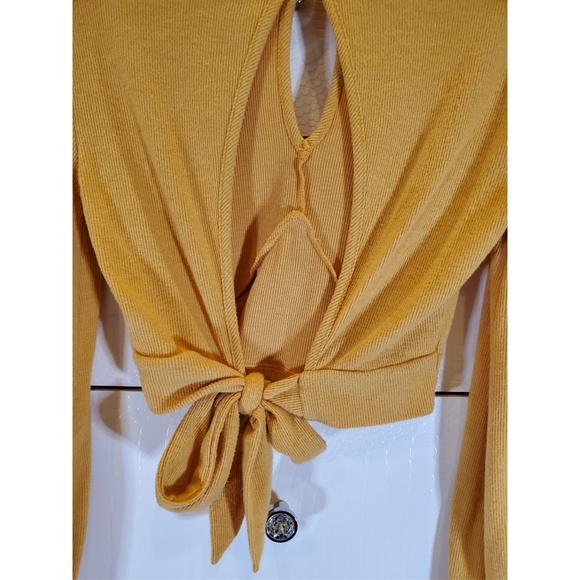 Cropped Keyhole Top - Picture 7 of 8